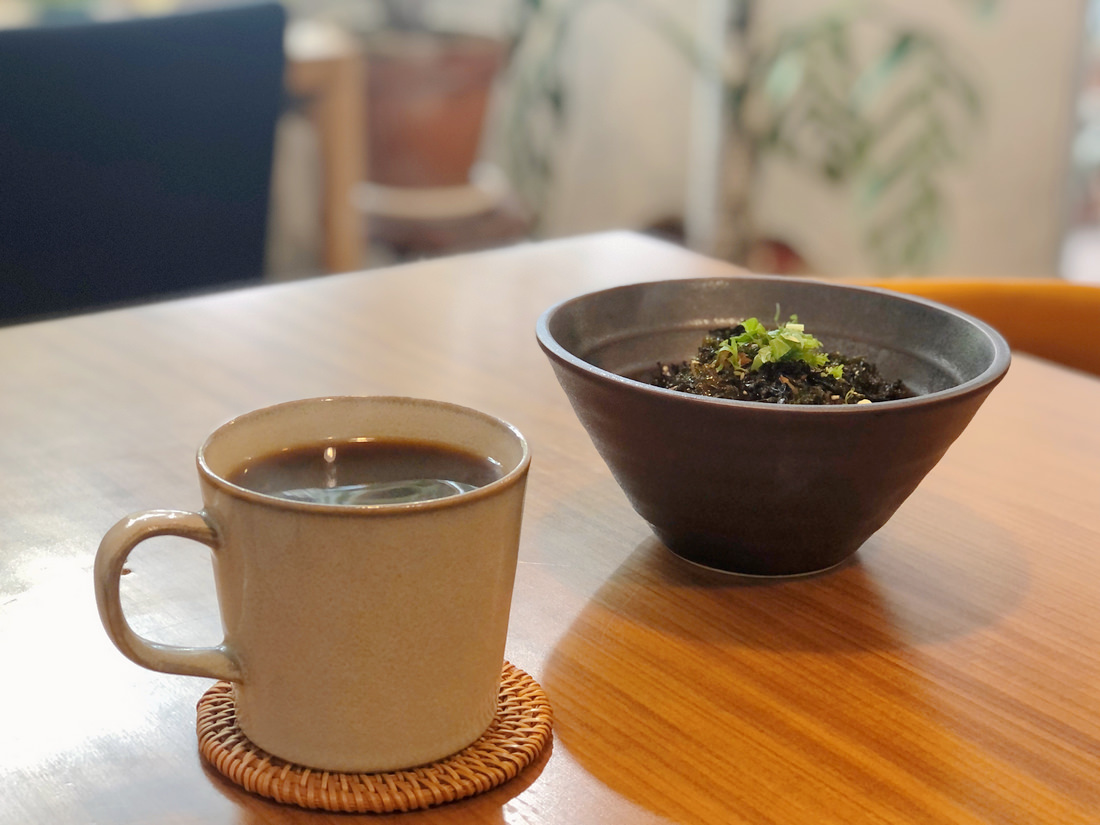 嶼人Café 隱藏在松山巷弄中的蔬食無麩質寵物友善咖啡廳 造訪必吃名不虛傳的貓飯及可遇不可求的限量甜點 - 第27張圖 嶼人Café