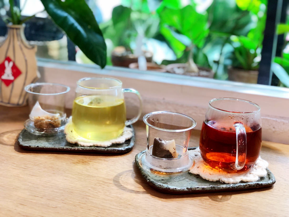 嶼人Café 隱藏在松山巷弄中的蔬食無麩質寵物友善咖啡廳 造訪必吃名不虛傳的貓飯及可遇不可求的限量甜點 - 第21張圖 嶼人 暖心熱茶