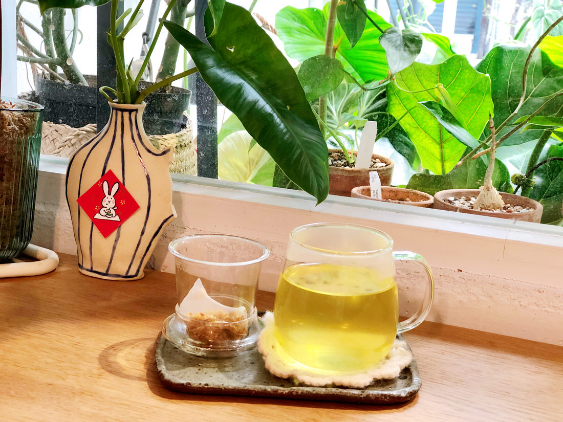 嶼人Café 隱藏在松山巷弄中的蔬食無麩質寵物友善咖啡廳 造訪必吃名不虛傳的貓飯及可遇不可求的限量甜點 - 第22張圖 嶼人 喬麥茶