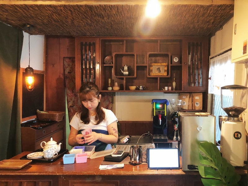 渡深咖啡廳室內服務入口，木質吧台與備餐區陳設溫馨，展現森林系咖啡館的靜謐與手作感。