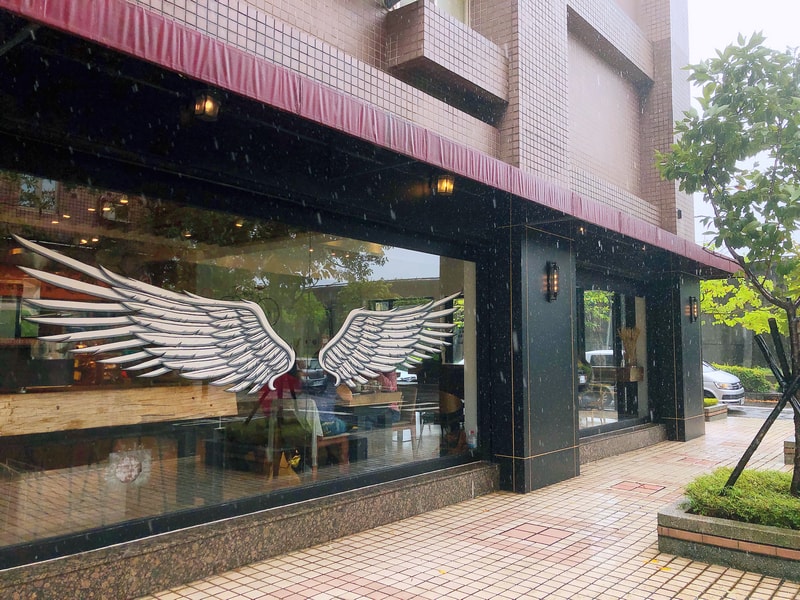 波赫士領地精品咖啡館明水店 BorgesPlace。 玻璃窗上的羽翼、濕潤街道與低語空氣，喚醒我對療癒與美食的渴望。
