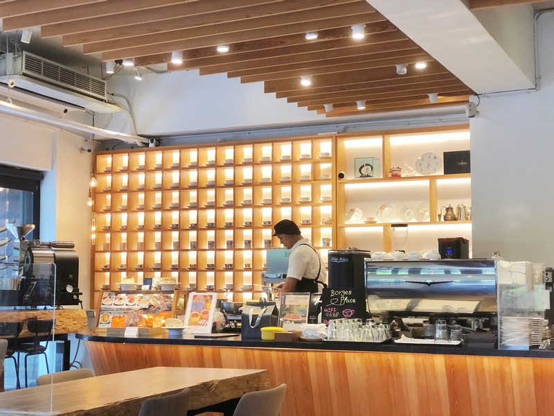 波赫士領地精品咖啡館 明水店 引人注目的吧台區