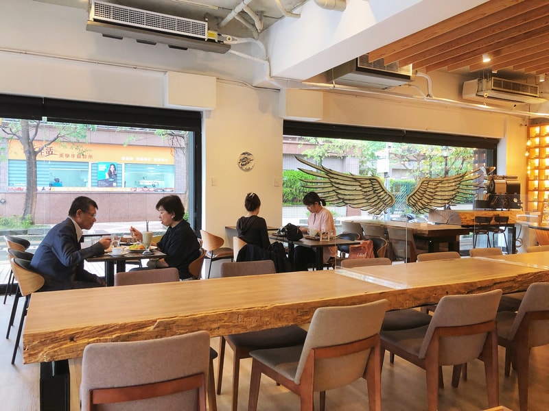 波赫士領地精品咖啡館 明水店 間距寬敞，無論是一人靜坐、兩人對話，或三五好友聚會，都能自在地擁有一方天地。店 
