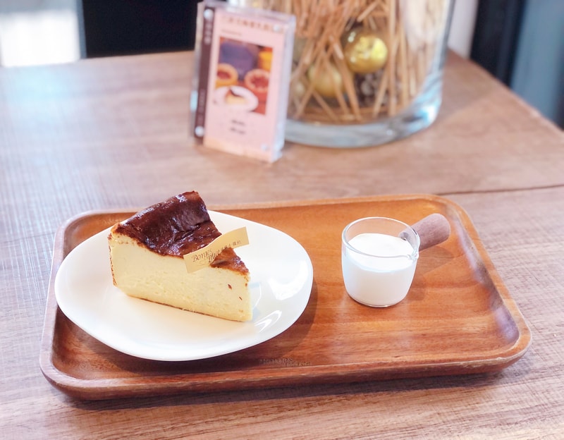 巴斯克乳酪蛋糕一入口是品嘗甜點的純粹幸福香甜，淋上柔滑細緻的十勝奶霜，奶香濃郁又絲滑軟綿的層次豐富口感，完全滿足味蕾的享受。
