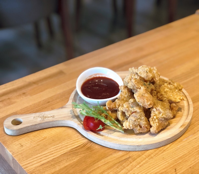 外酥內嫩的美式炸物 -酥炸唐揚雞，搭配清爽生菜與特製醬汁，鹹香中帶著一點日式的溫柔。沒有油耗味是讓人安心的味道。