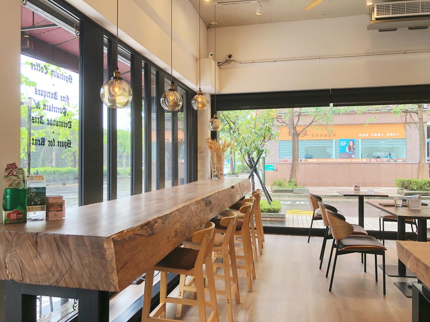 波赫士領地精品咖啡館 明水店 適合單人做的長條木桌。