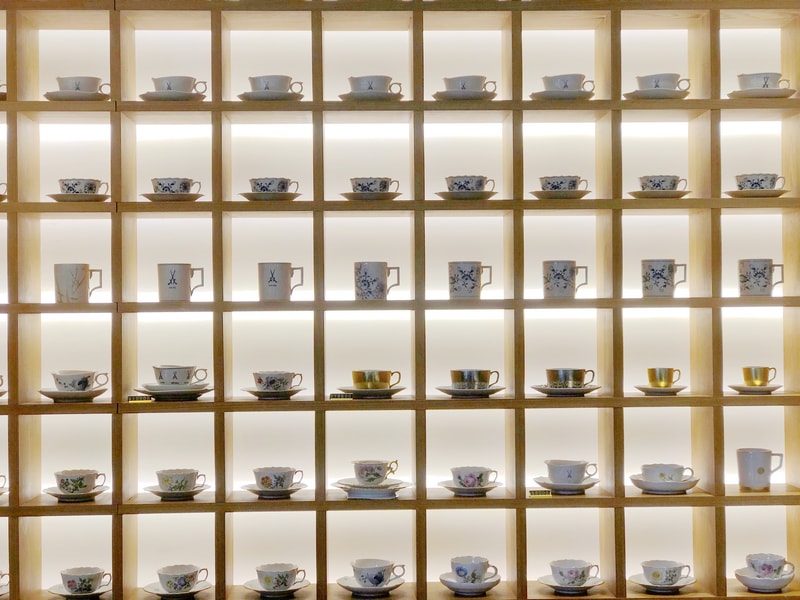 整面展示櫃：擺滿德國麥森 MEISSEN 瓷器，白瓷上藍色交叉劍低調閃耀。