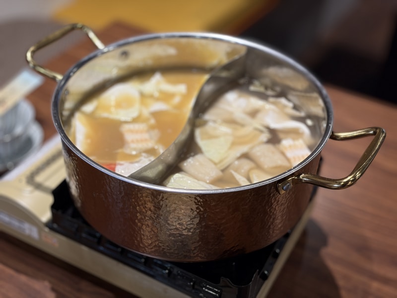 潮牛殿火鍋，分隔湯底呈現不同風味
