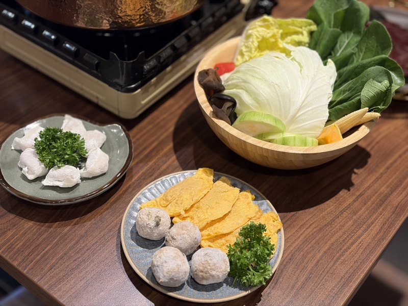 潮牛殿火鍋配料盤，綜合蔬菜、魚餃、蛋餃與剝皮辣椒牛肉丸，松山區美食推薦。