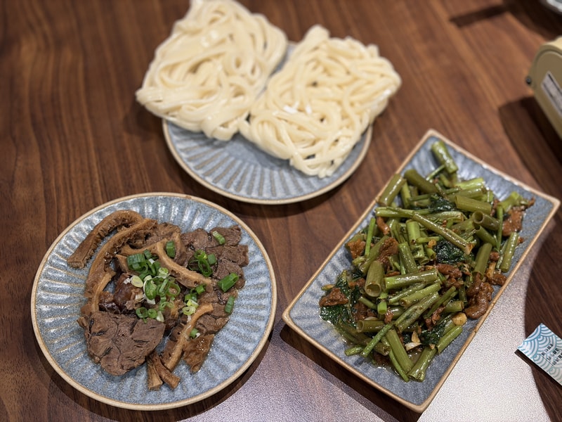 潮牛殿主廚滷味與熟食，牛肚牛筋滷製入味，炒空心菜與彈牙麵食，松山區火鍋推薦。