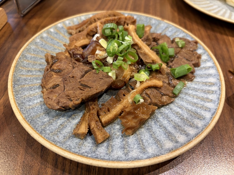 潮牛殿主廚滷味，牛肚牛腱牛筋滷製入味，蔥花點綴，口感層次分明。