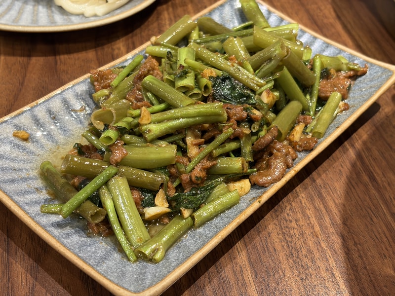 台北潮牛殿火鍋配菜，熱炒空心菜搭配牛肉與蒜片，色香味俱全