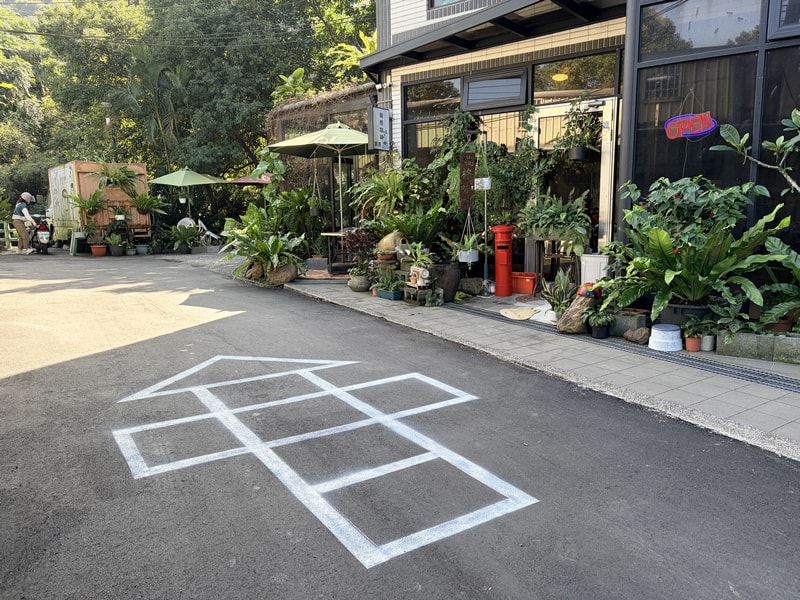 新北瑞芳四腳亭秘境咖啡廳|瑞格咖啡河岸店:不限時、平價甜點與療癒下午茶 - 第2張圖 瑞格咖啡館四腳亭河岸店