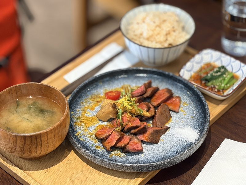 【基隆美食】小腳落 Little Corner|信義區巷弄隱藏版日式家庭料理!舒肥和風牛排與味噌起司豬排絕不踩雷(附菜單、預約建議) - 第16張圖 小腳落 Little corner限量和風牛排