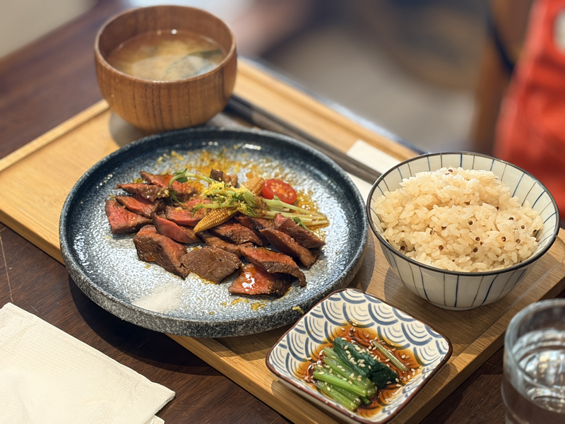 【基隆美食】小腳落 Little Corner|信義區巷弄隱藏版日式家庭料理!舒肥和風牛排與味噌起司豬排絕不踩雷(附菜單、預約建議) - 第13張圖 小腳落 Little corner限量和風牛排