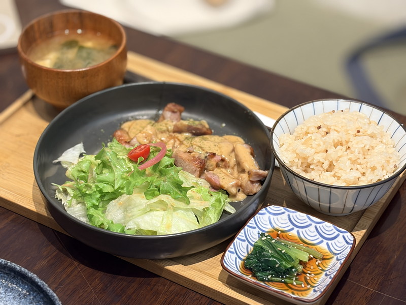 【基隆美食】小腳落 Little Corner|信義區巷弄隱藏版日式家庭料理!舒肥和風牛排與味噌起司豬排絕不踩雷(附菜單、預約建議) - 第19張圖 小腳落 Little corner洋食風烤豬排