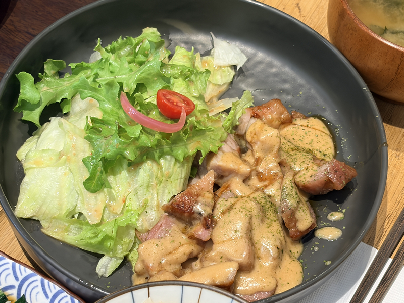 【基隆美食】小腳落 Little Corner|信義區巷弄隱藏版日式家庭料理!舒肥和風牛排與味噌起司豬排絕不踩雷(附菜單、預約建議) - 第17張圖 小腳落 Little corner洋食風烤豬排