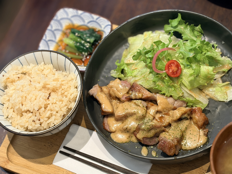 【基隆美食】小腳落 Little Corner|信義區巷弄隱藏版日式家庭料理!舒肥和風牛排與味噌起司豬排絕不踩雷(附菜單、預約建議) - 第18張圖 小腳落 Little corner洋食風烤豬排