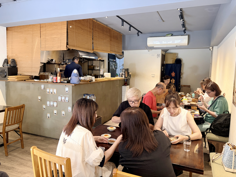 【基隆美食】小腳落 Little Corner|信義區巷弄隱藏版日式家庭料理!舒肥和風牛排與味噌起司豬排絕不踩雷(附菜單、預約建議) - 第6張圖 小腳落 Little corner空間環境